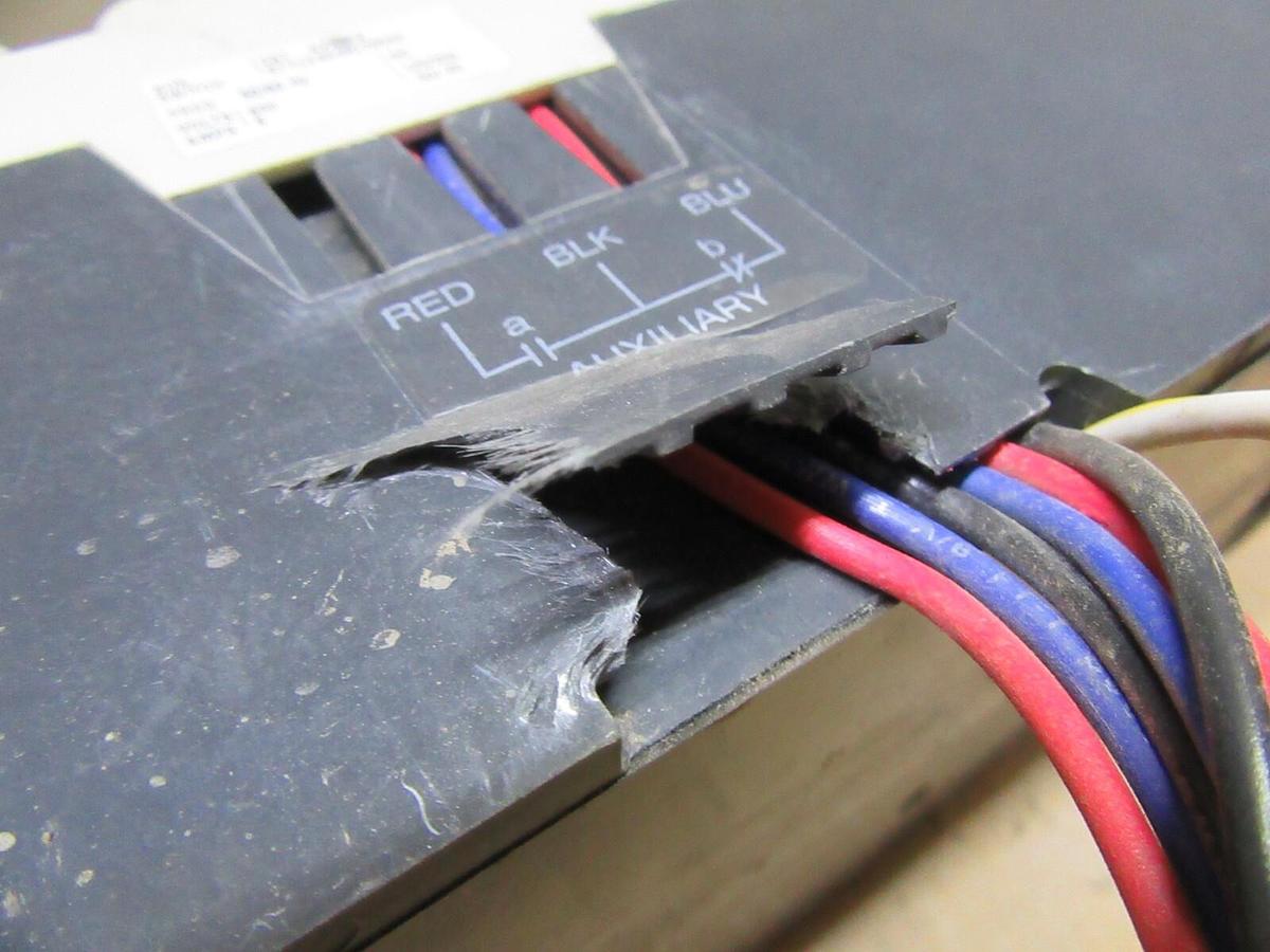 Used CUTLER HAMMER DC CIRCUIT BREAKER HKDDC3400F 400A 600 VDC 3-POLE W/ AUX & SHUNT