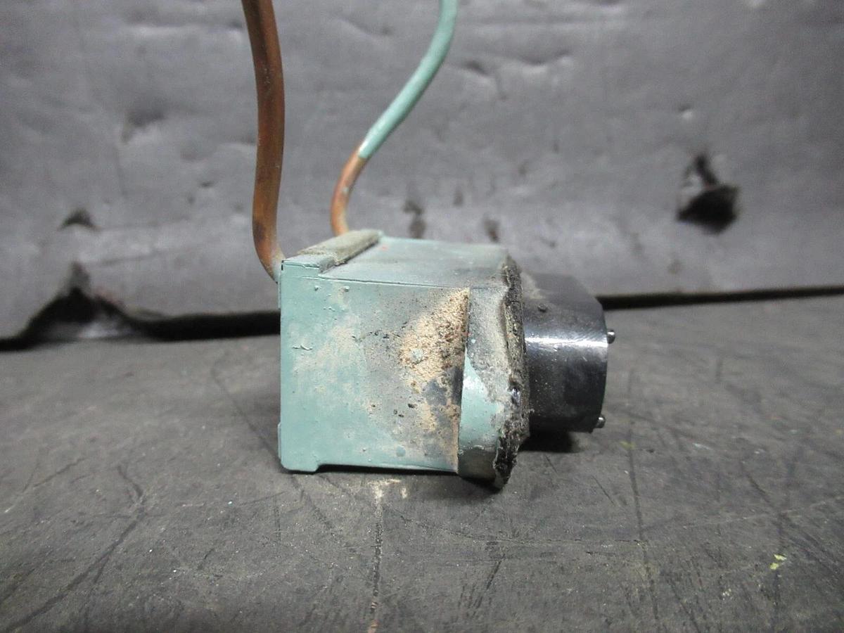 Used ROBERTSHAW / CARRIER OIL PRESSURE SWITCH LS10-1003 / HK06UB006 5 PSI