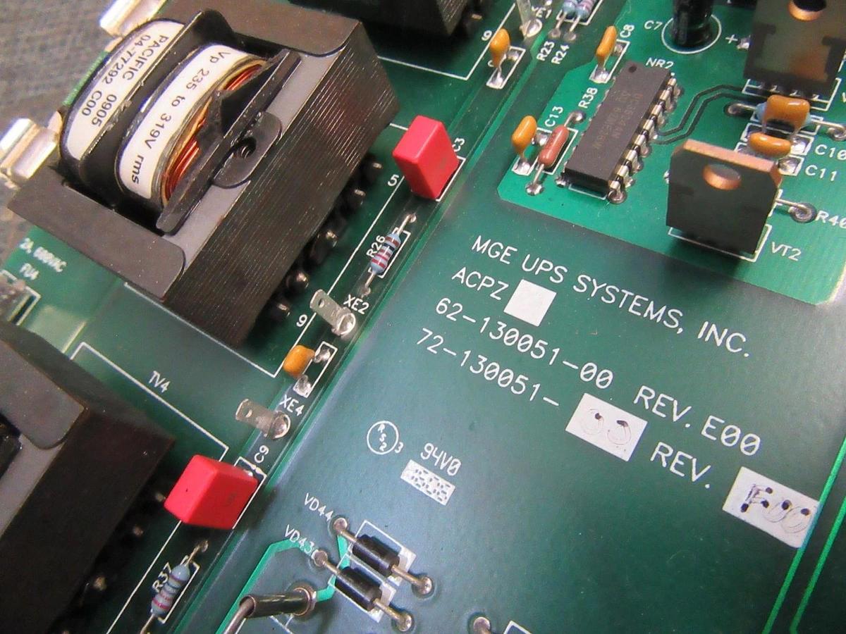 Used MGE UPS SYSTEM ACPZ CIRCUIT BOARD 62-130051-00 REV E00 72-130051-00 REV F00