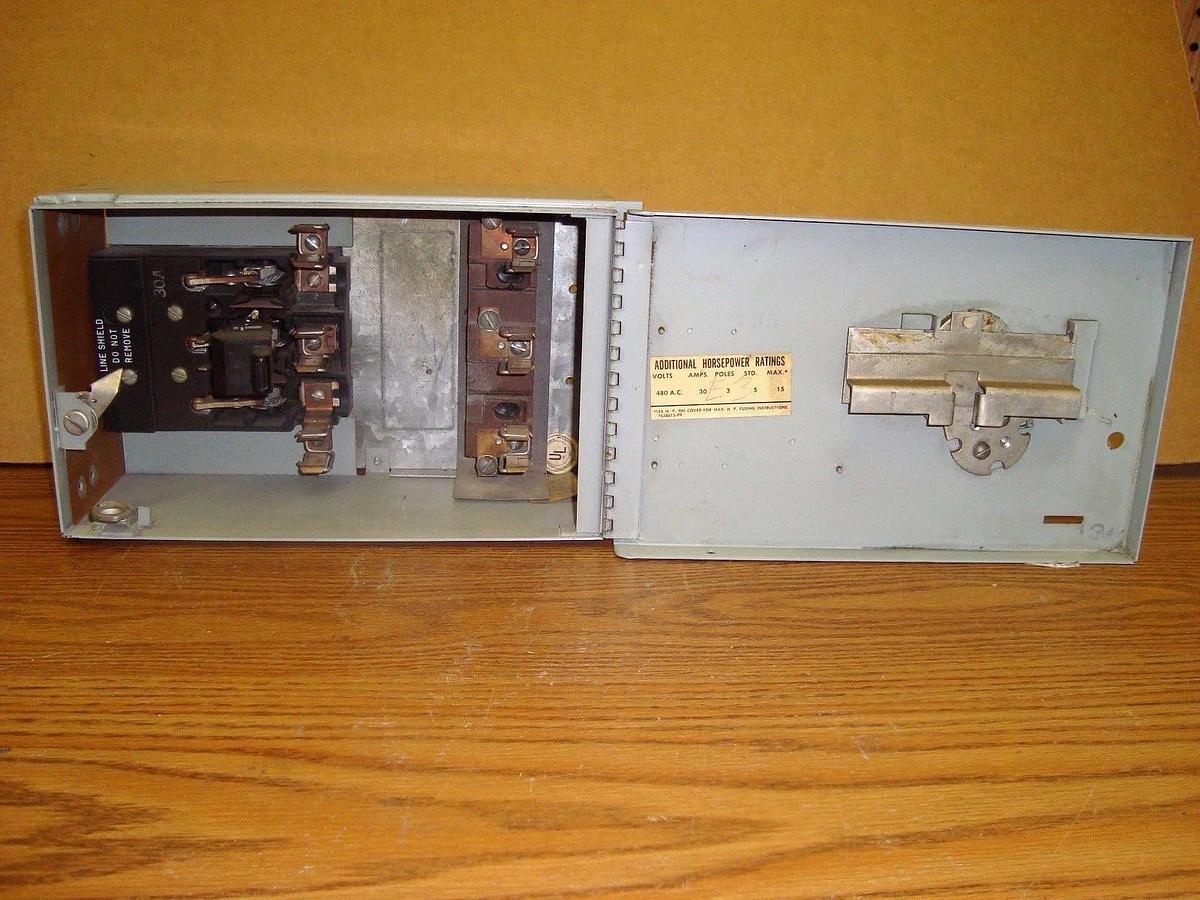 Used GE FUSIBLE PANELBOARD SWITCH DD2D3361 30 AMP 600 VAC 3-PHASE 20 HP