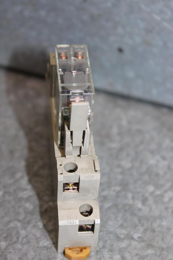 NEW SURPLUS OMRON POWER RELAY MKS2PI 250 VAC 10 AMP SINGLE PHASE W/ BASE