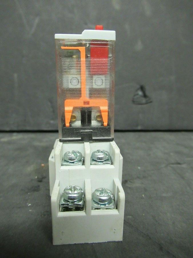 Used VERIS RELAY VMD2B-F24A 24 VAC W/ BASE