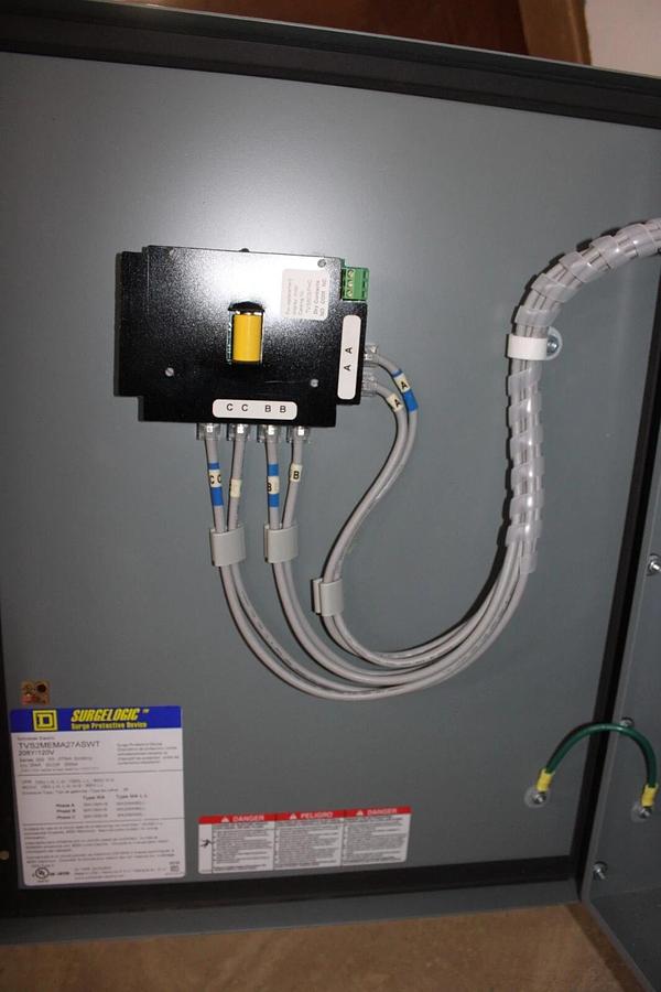 Used SQUARE D SURGELOGIC SURGE PROTECTOR TVS2MEMA27ASWT 3-PHASE ENCLOSURE 3R