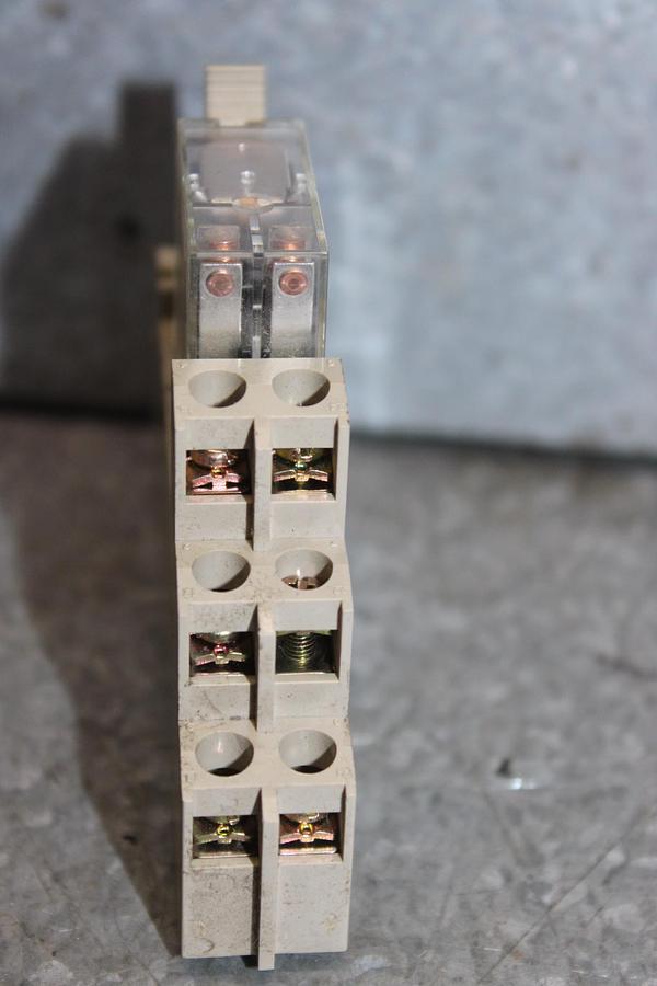 NEW SURPLUS OMRON POWER RELAY MKS2PI 250 VAC 10 AMP SINGLE PHASE W/ BASE