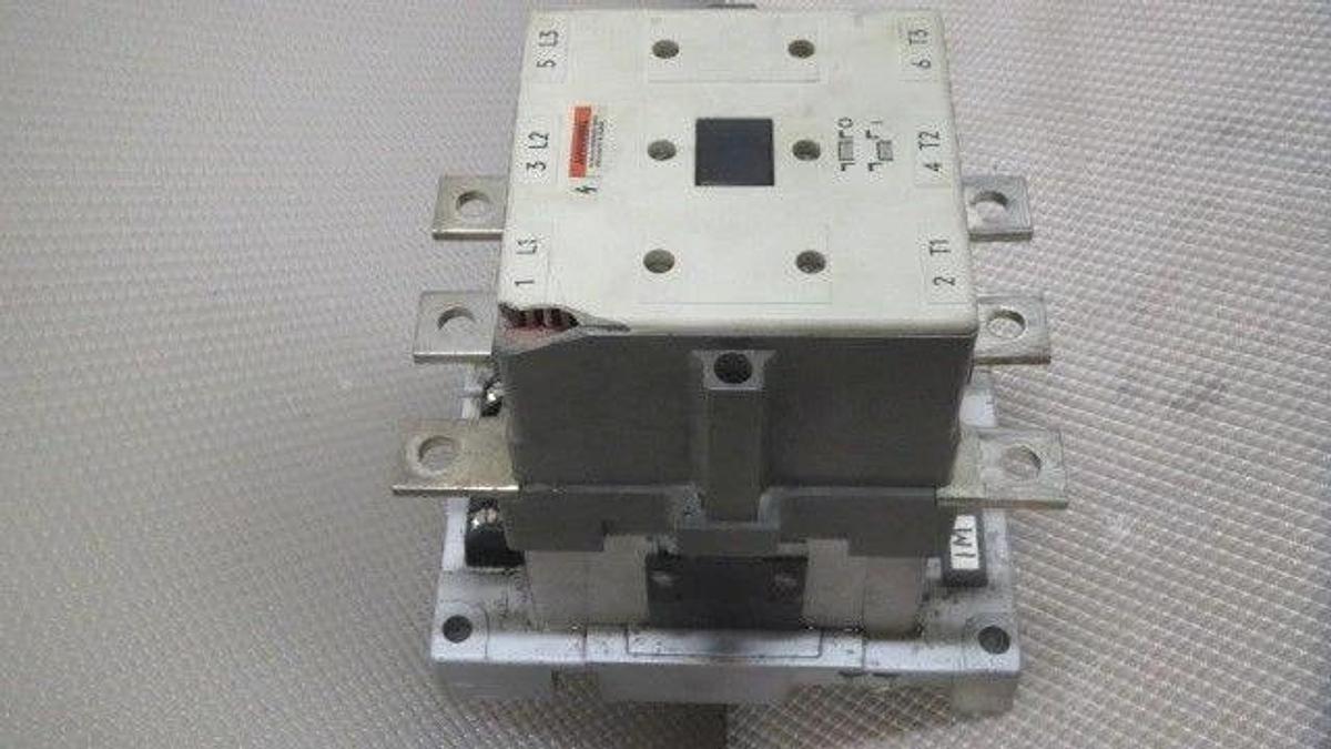 Used SIEMENS NEMA SIZE 4 1/2 CONTACTOR 215 AMP W/ 120V COIL MODEL CXLFO*3