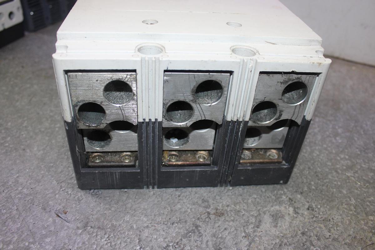 Used ABB CIRCUIT BREAKER SACE S3 S3H 225 AMP 480 VAC 3-POLE W/ AUX SWITCH