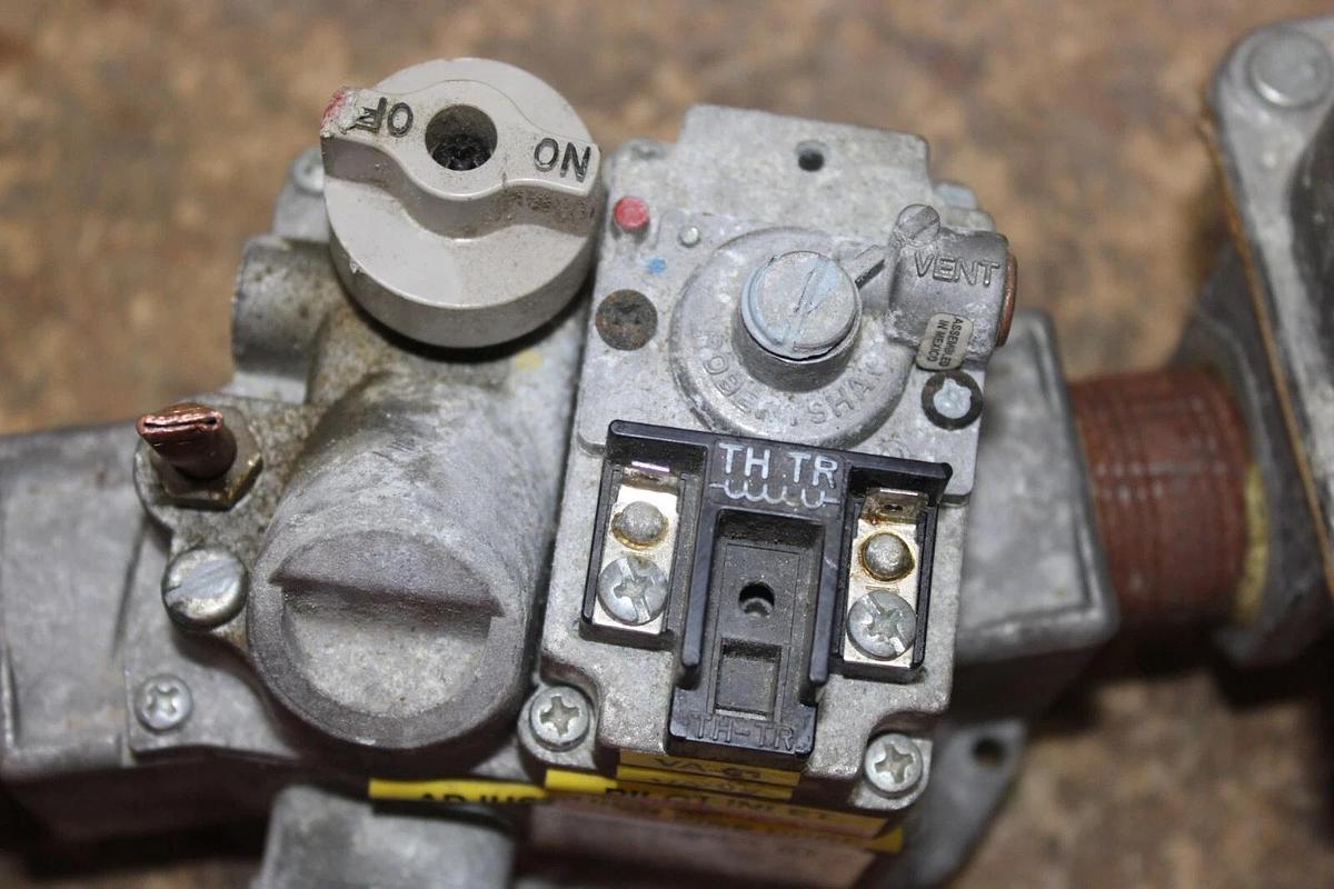 Used ROBERTSHAW GAS VALVE 7000DERHC 0.5 PSI W/ MAXITROL SELECTRA MODULATING VALVE