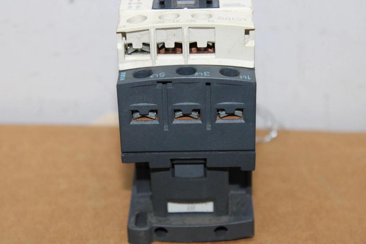 Used SCHNEIDER CONTACTOR LC1D12 25 AMP 600 VAC 3-POLE 3-PHASE 7.5 KW COIL: 24V