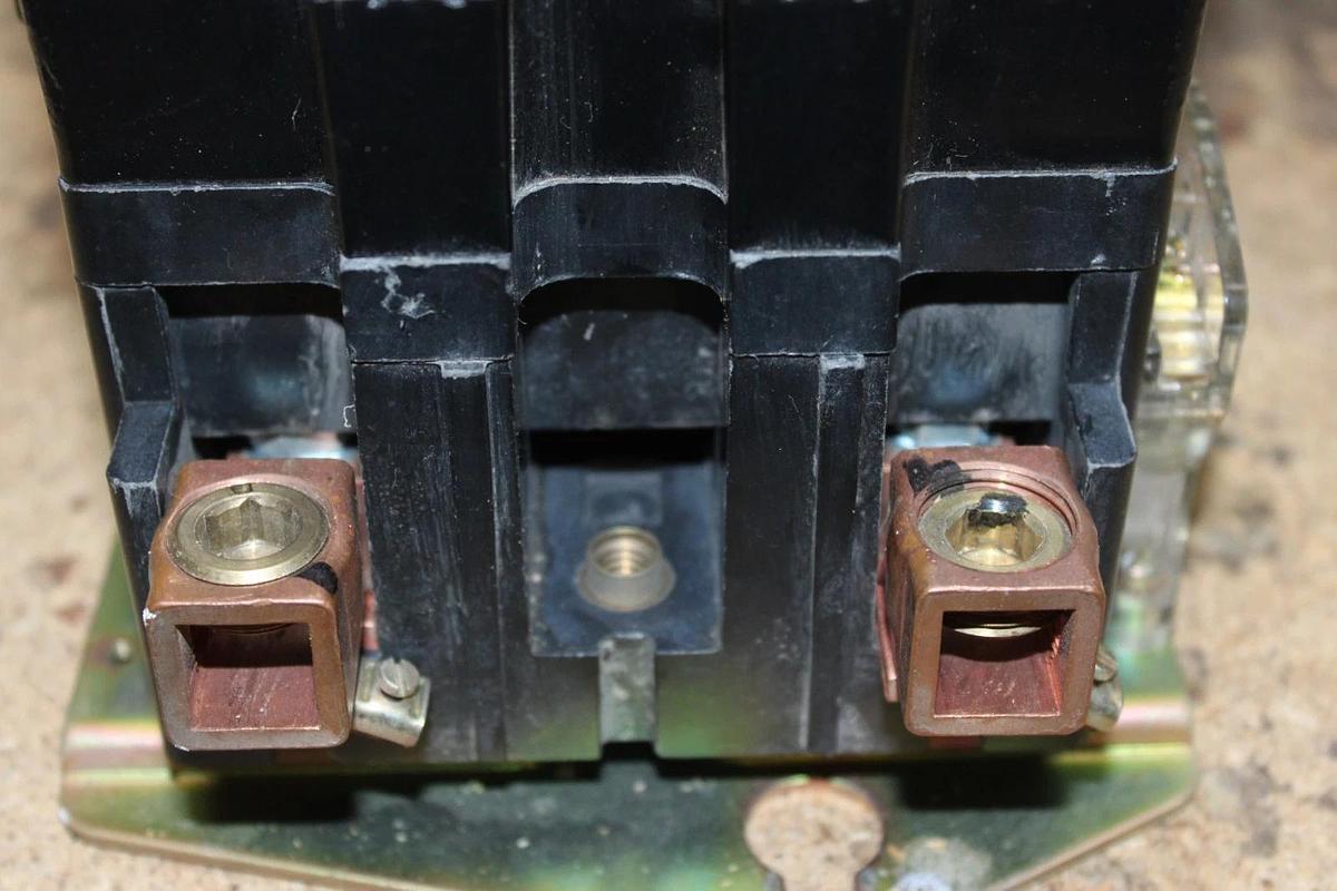 Used SQUARE D NEMA CONTACTOR 8502SF01 SIZE 4 600 VAC COIL: 110/120V