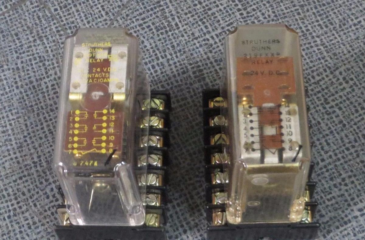 STRUTHERS DUNN RELAY WITH DUNCO BASE! 24 VDC COIL -- 120V 10 AMP MODEL: 219FXXP