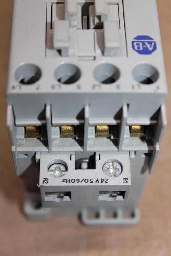 Used ALLEN BRADLEY STARTER 100-C09*400 SER. A 600 VAC 25 AMP 7.5 HP W/ 193-T1AA40