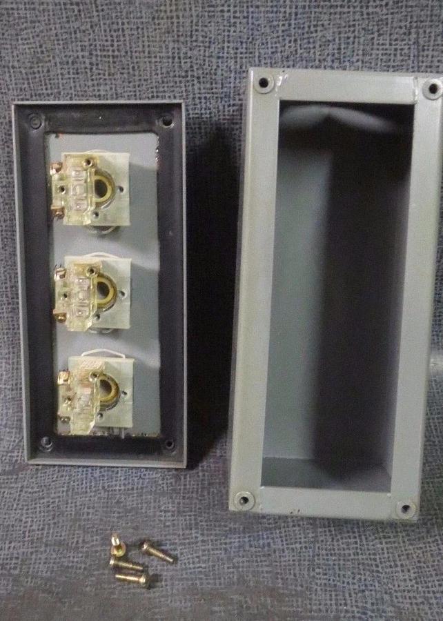 Used SQUARE D CONTROL STATION 600 VAC CLASS 9001 MODEL: KYAF-3 SERIES F