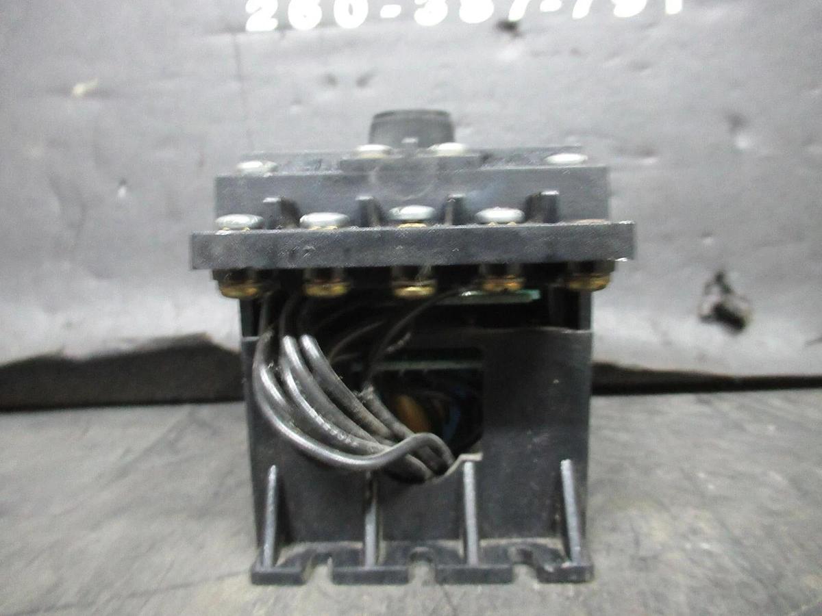 Used EAGLE SIGNAL TIME DELAY RELAY BRE9A6 0-30 MINUTES 120 VAC 10 AMP 1/4 HP