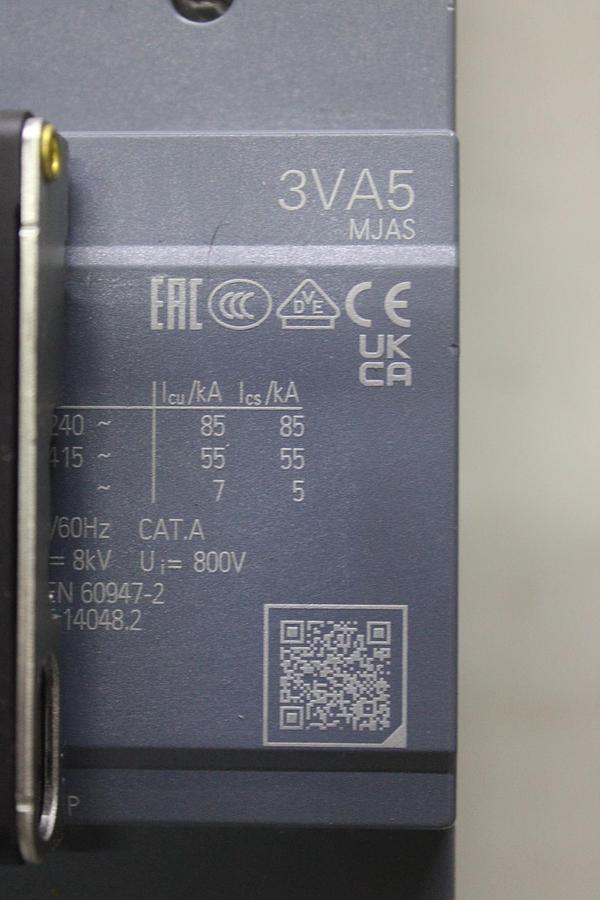SIEMENS CIRCUIT BREAKER 3VA4130-4ED34-0AA0 30 AMP 600 VAC 3-POLE