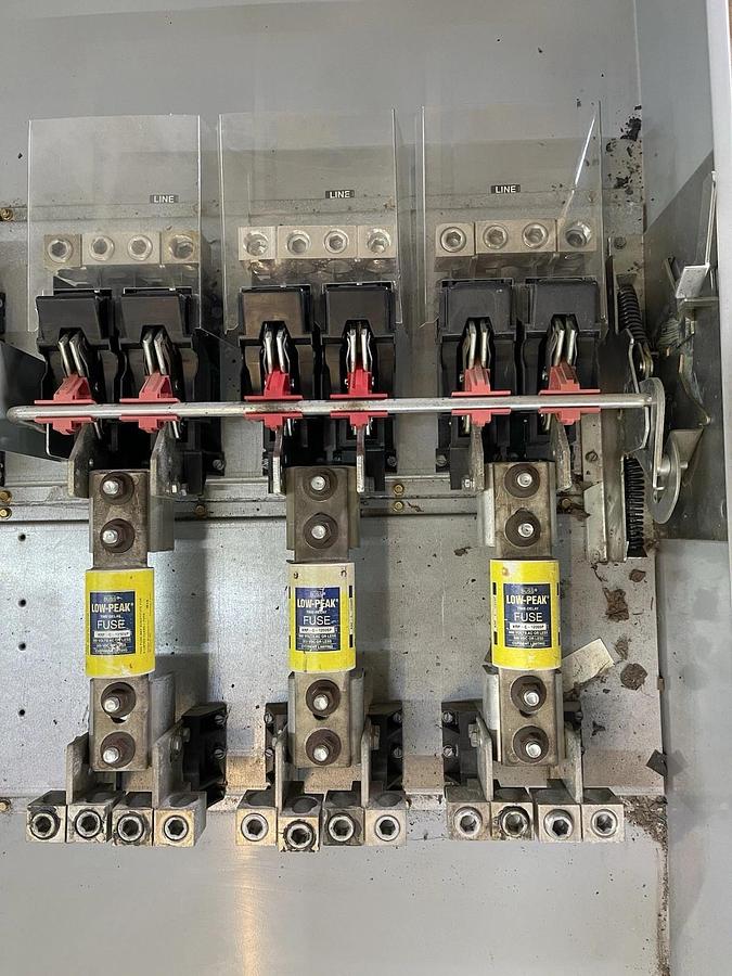 Used SIEMENS FUSIBLE HEAVY DUTY DISCONNECT HF368R 1200 AMP 600 VOLT 3-PHASE NEMA 3R