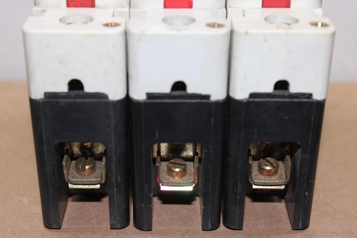 Used LOT OF 3 CUTLER HAMMER EHD1020 20 AMP 277 VAC SINGLE POLE EHD-14K