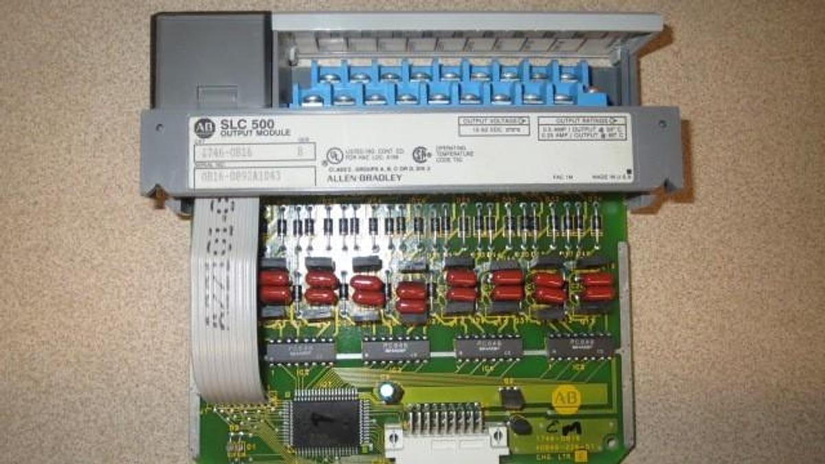 Used ALLEN BRADLEY -- SLC 500 -- OUTPUT MODULE -- 1746-0B16 SERIES B
