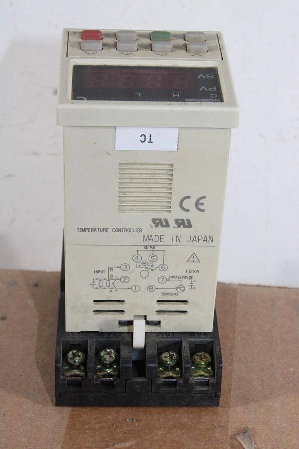Used FUJI ELECTRIC TEMPERATURE CONTROLLER PXZ4PBY2-0B000 24 VAC 15 VA