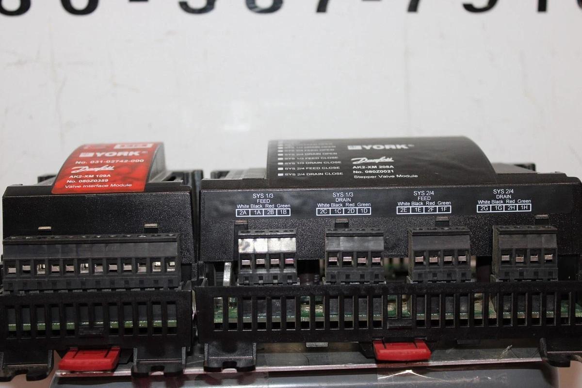 Used YORK DANFOSS VALVE INTERFACE / STEPPER MODULE 031-02742-000 AK2-XM-208A