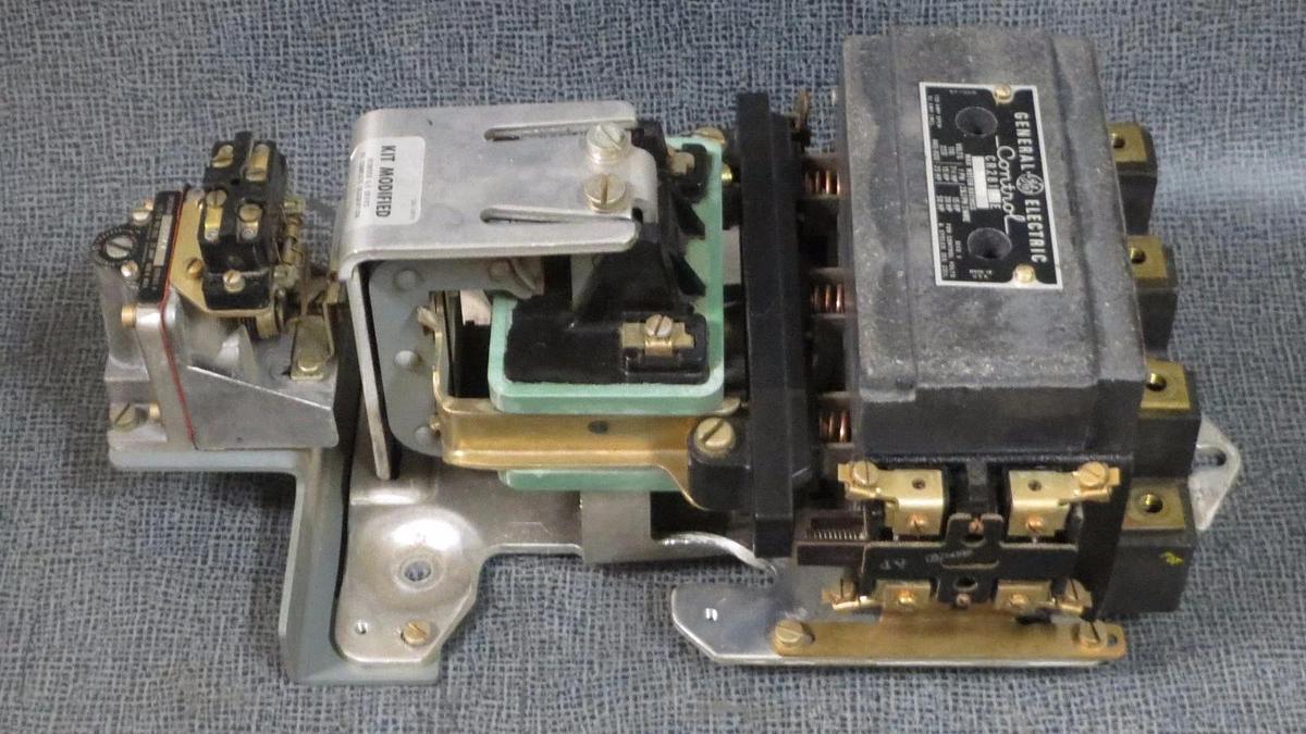 Used GENERAL ELECTRIC NEMA CONTROL STARTER CR2810EDAB1B 600 VOLT 100 AMP SIZE 3