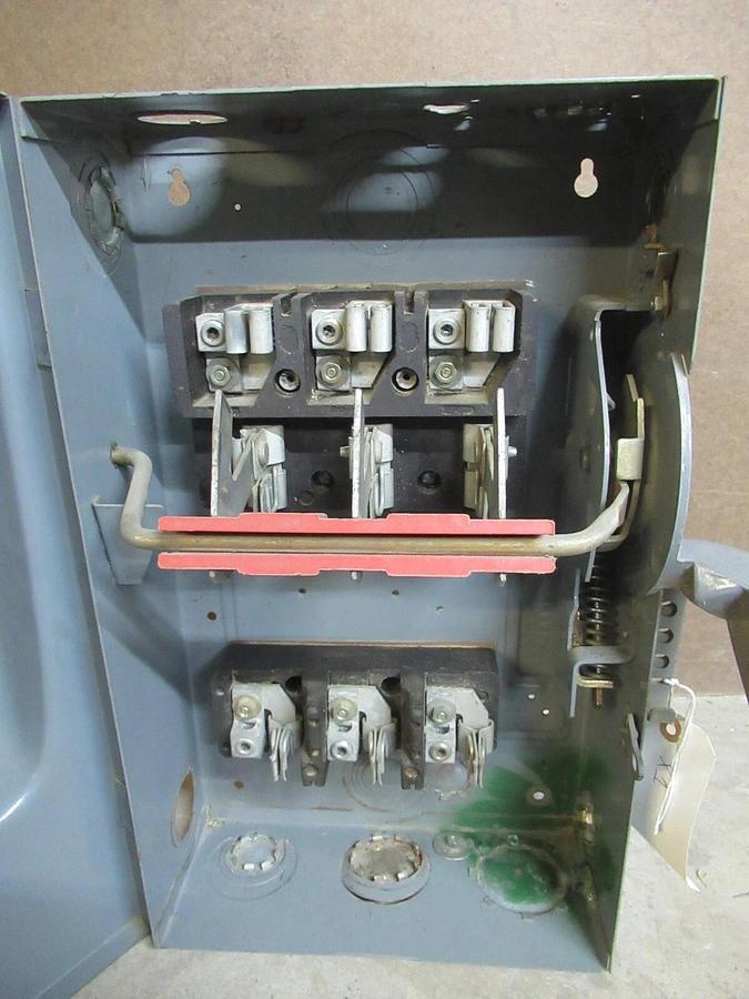 Used SQUARE D SAFETY SWITCH TYPE 1 ENCLOSURE 100 AMP 60 HP 600 VAC 3-POLE