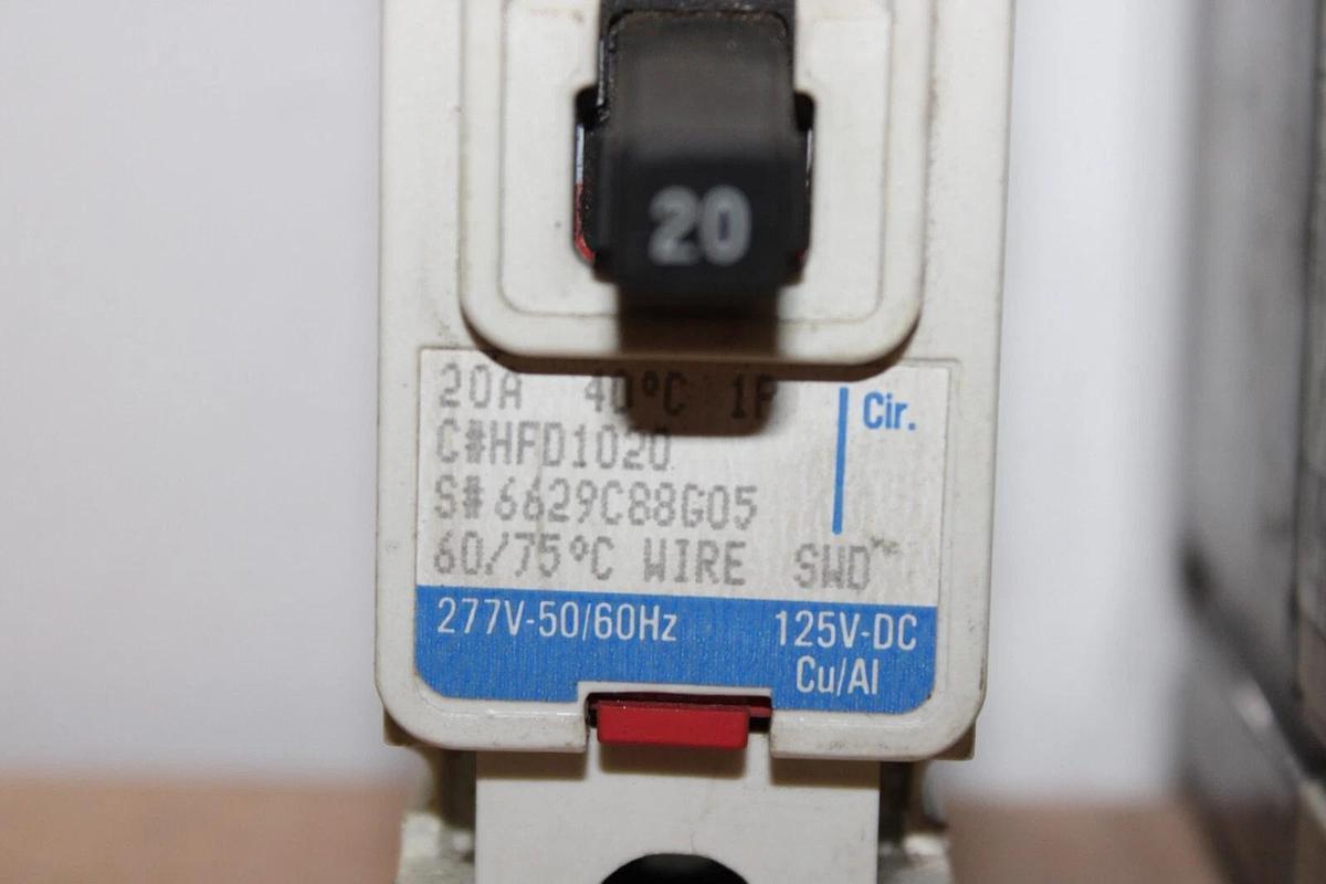Used LOT OF 2 CUTLER HAMMER HFD1020 20 AMP 277 VAC SINGLE POLE HFD-65K
