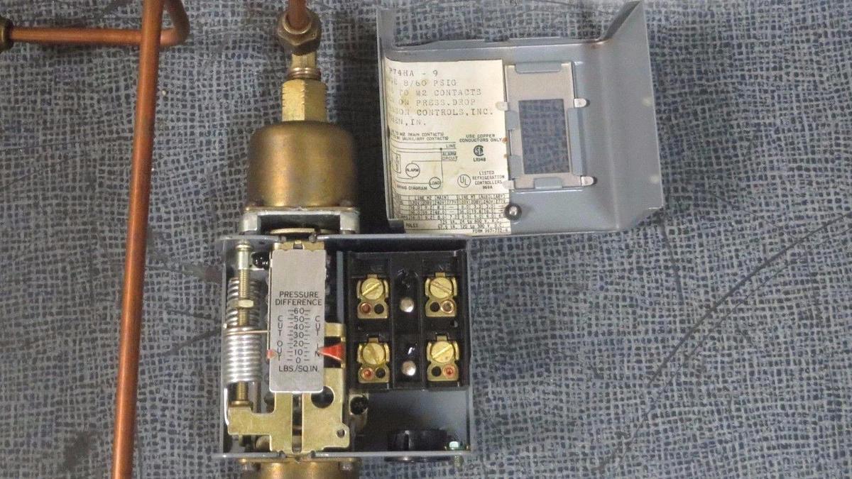 Used JOHNSON CONTROLS PENN # P74HA-9 DIFFERENTIAL PRESSURE CONTROLLER