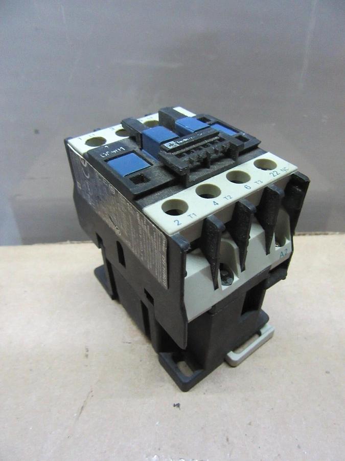 Used SQUARE D CONTACTOR LC1-D0901 600 VOLT 20 AMP 7.5 HP COIL: 110 VOLT