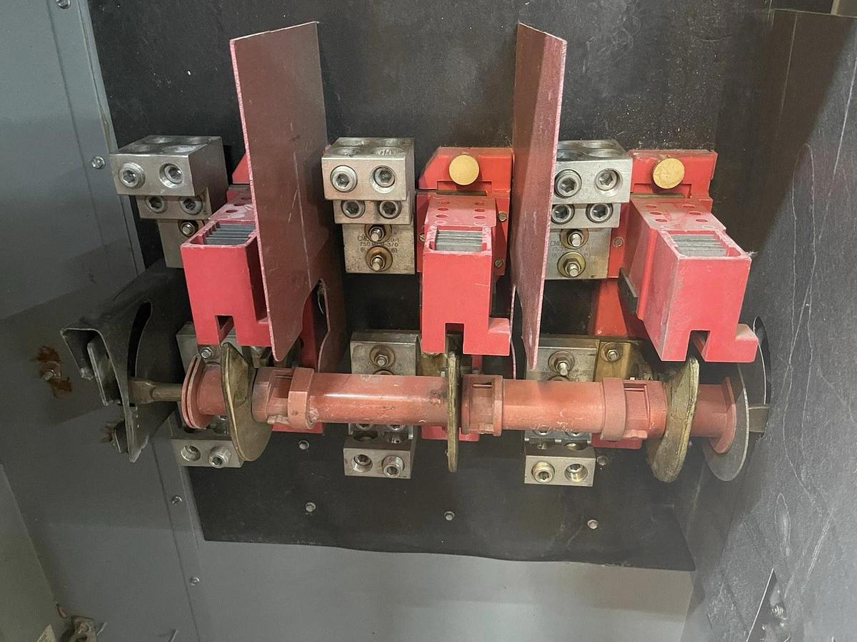 Used SQUARE D HEAVY DUTY SAFETY SWITCH HU368R 1200 AMP 600 VOLT NEMA 3R/5 3-PHASE