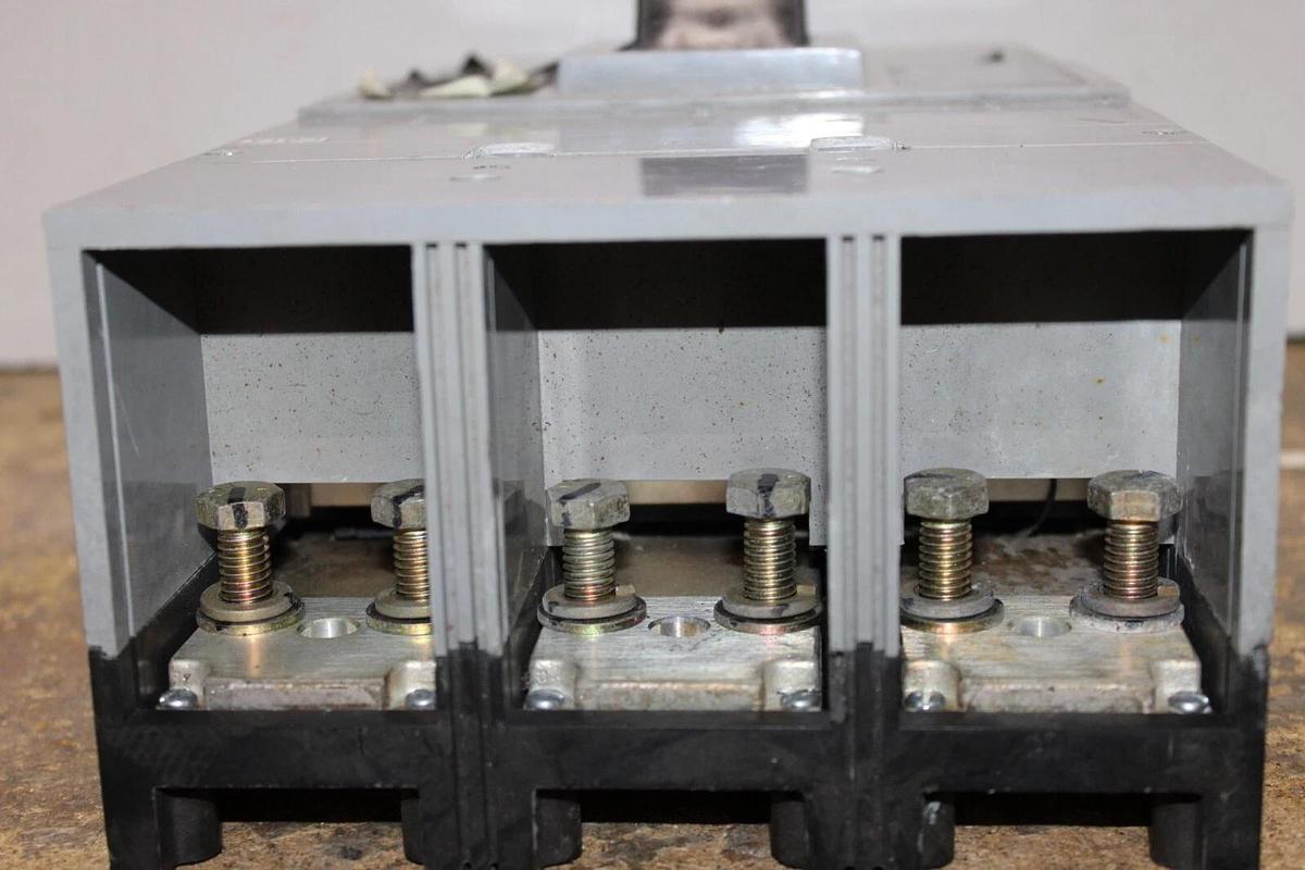 Used SIEMENS CIRCUIT BREAKER LMXD63S800A 800 AMP 600 VAC 3-POLE LMXD6