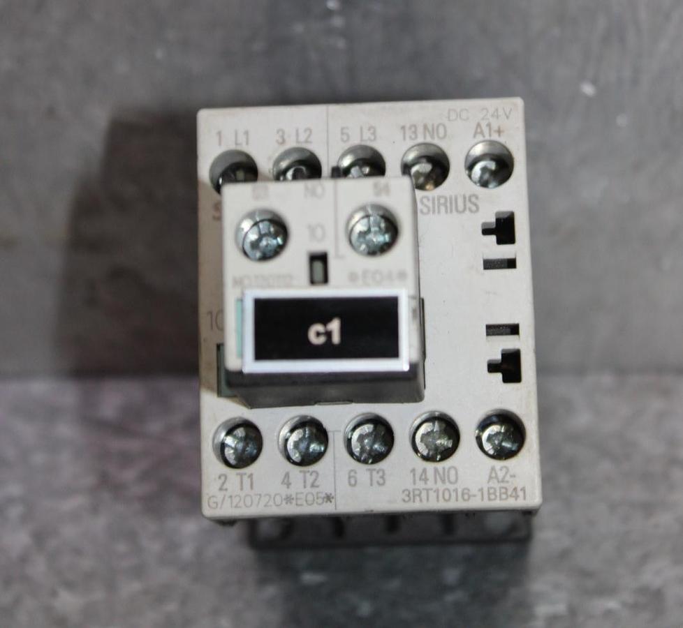 Used SIEMENS SIRIUS CONTACTOR 3RT1016-1BB41 600 VAC 20 AMP 7.5 HP W/ 3RH1911-1AA10