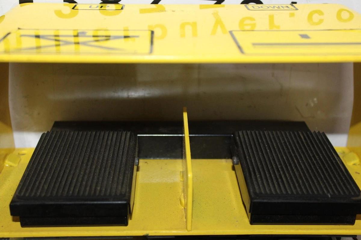 Used CONNTROL LIGHT DUTY MOMENTARY FOOT PEDAL SWITCH 892-2350-01 13 AMP 250 VAC