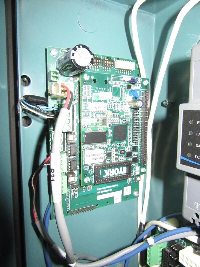 Used YORK / JOHNSON CONTROLS 351 HP VSD 371-017420-103 MO# TM351T B6F-46 390 A DRIVE