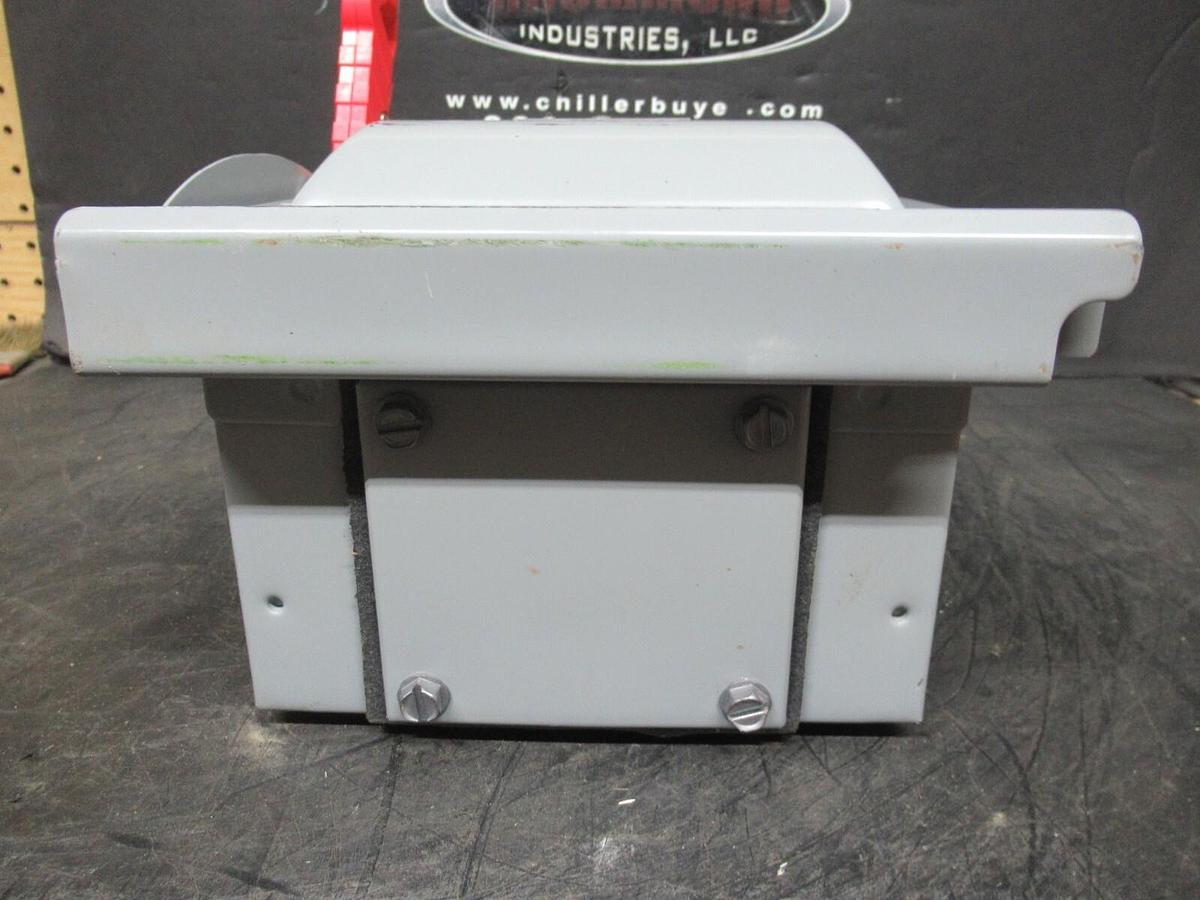NEW SURPLUS SIEMENS HEAVY DUTY FUSIBLE SAFETY SWITCH HF221NR 30 AMP 240 VAC