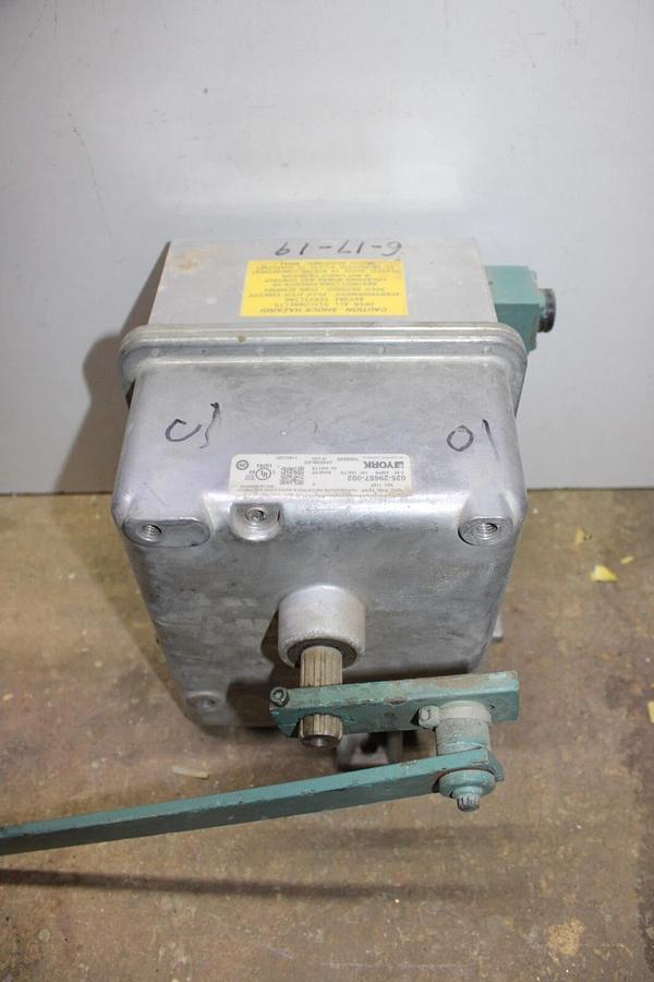 Used YORK HVAC MOTOR ACTUATOR 025-29657-002 0.95 AMP 120 VOLT 50 WATT 50/60 HZ