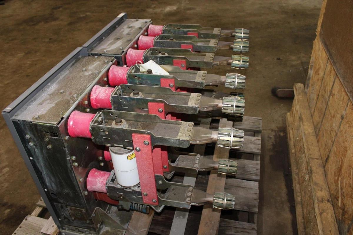 Used CUTLER-HAMMER VACUUM CIRCUIT BREAKER 50VCP-WND250 1200 AMP 5KV VCPW-ND