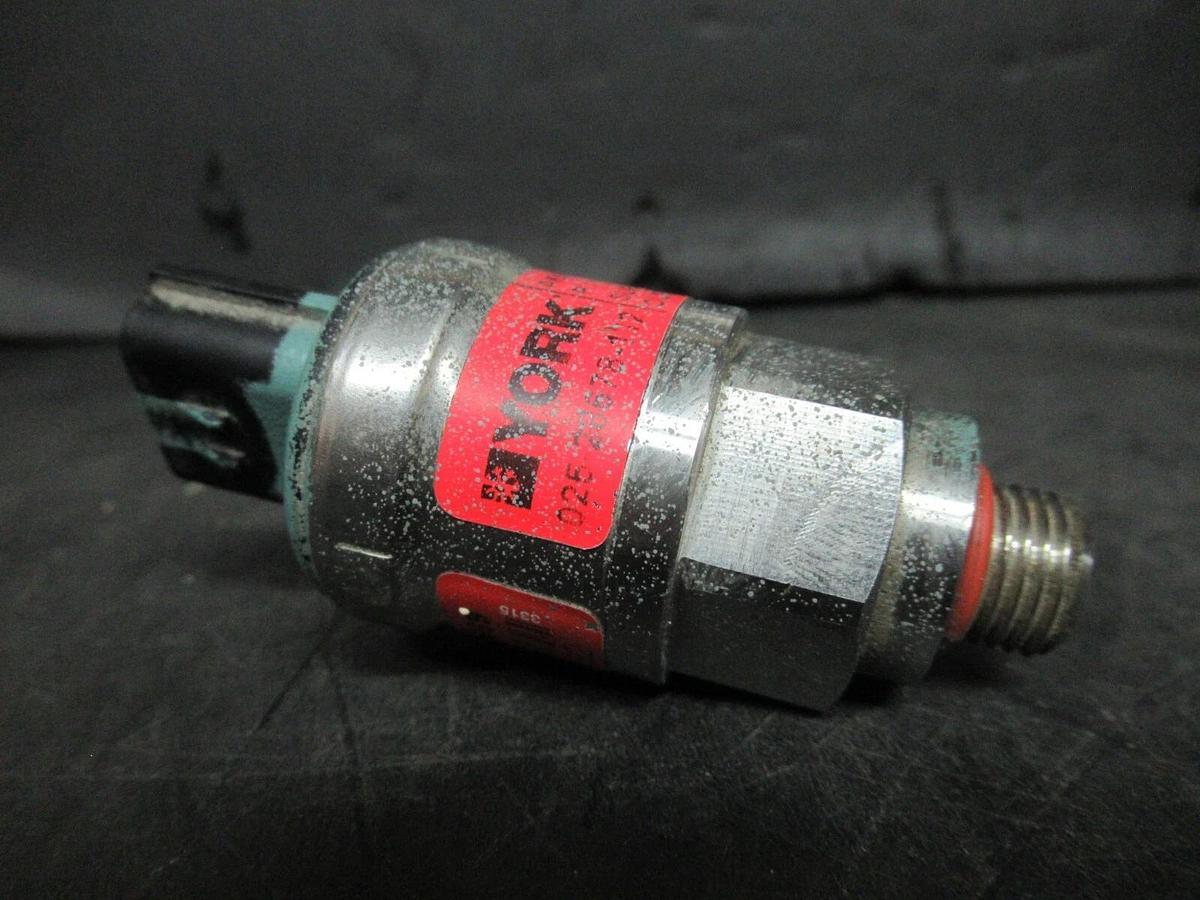 Used YORK DANFOSS PRESSURE TRANSDUCER 025-28678-112 AKS-32R 5 VDC 74 PSIS