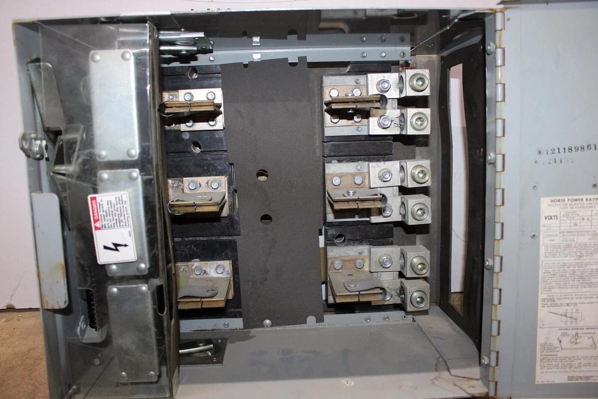 Used SIEMENS VACU-BREAK DISCONNECT SWITCH V7H3205 400 AMP 240 VOLT 3-PHASE 3-POLE