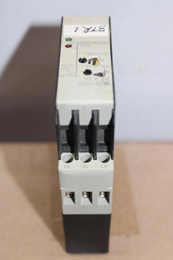 Used TELEMECANIQUE TIME DELAY RELAY RE4TL11BU 0.05S-300H 240V 5 AMP
