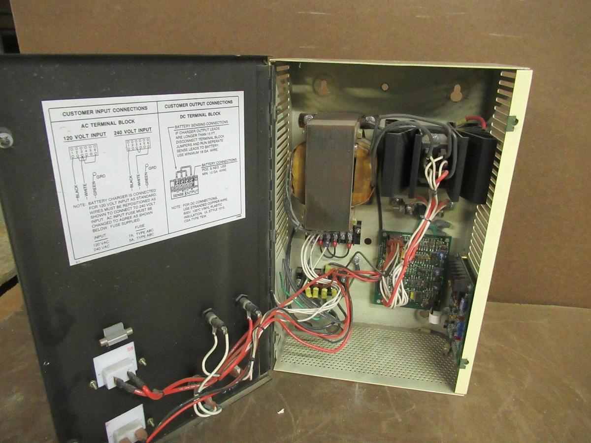 Used 24 VDC KOHLER BATTERY CHARGER 10 AMPS 120 / 240 V SINGLE PH A-326767 50 - 200 AH