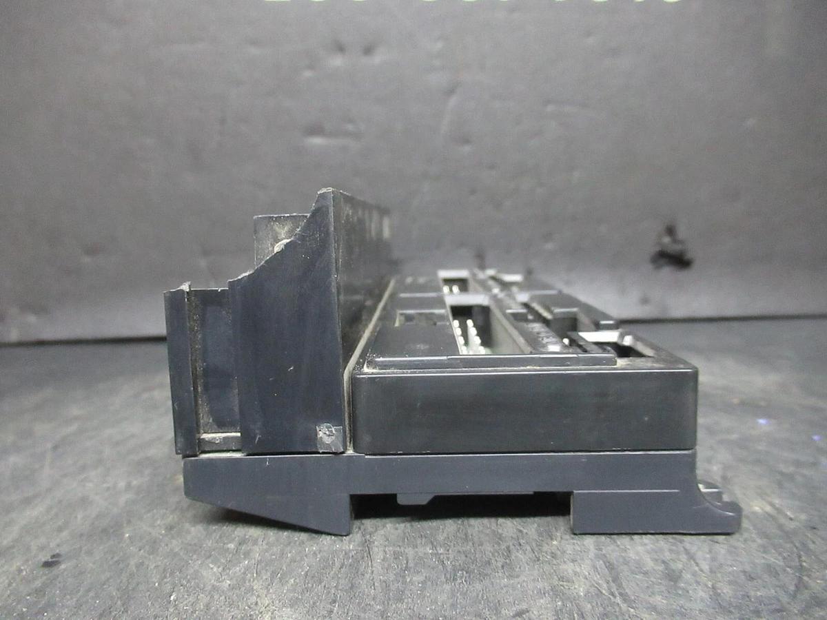 Used GE FANUC I/O BASE BARRIER TERMINAL MODULE IC670CHS001E **WARRANTY INCLUDED**