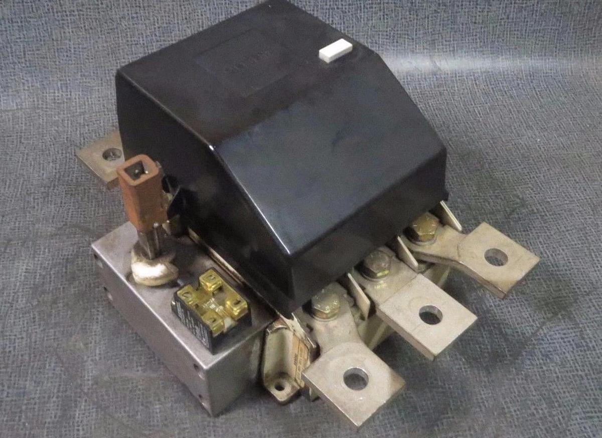 Used SIEMENS FRONT ROTARY OPERATOR SWITCH 1000 AMP 690V  MODEL: 3KE4530-0AA