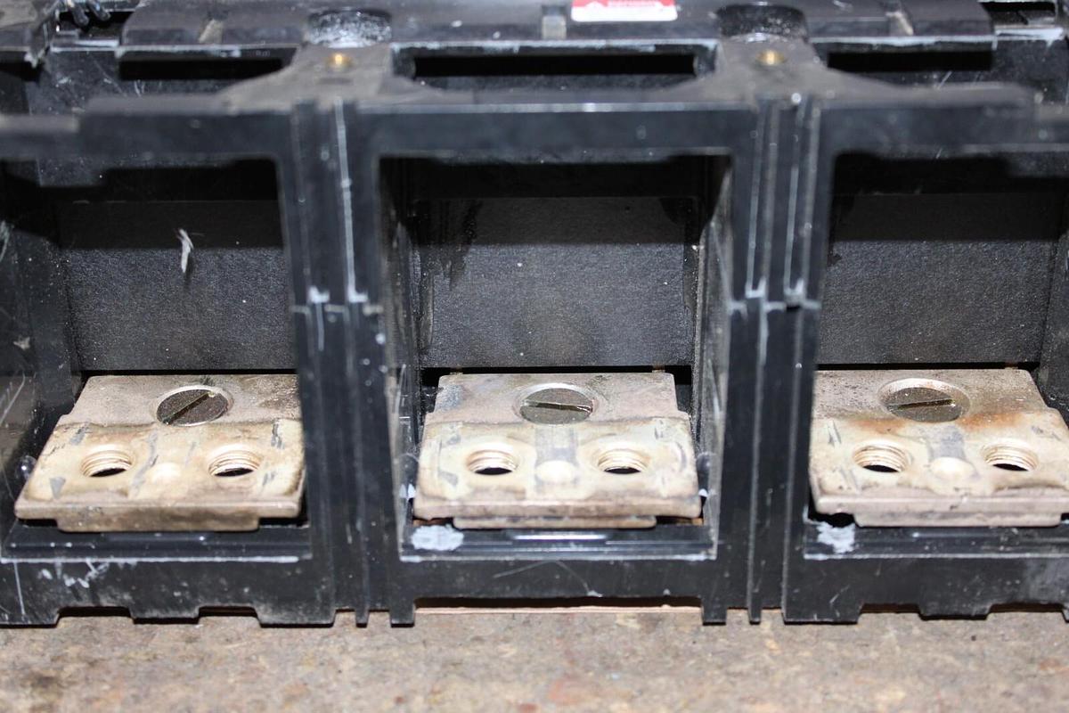 Used SQUARE D CIRCUIT BREAKER MHL368006139 800 AMP 3-POLE 600 VAC W/ SHUNT TRIP