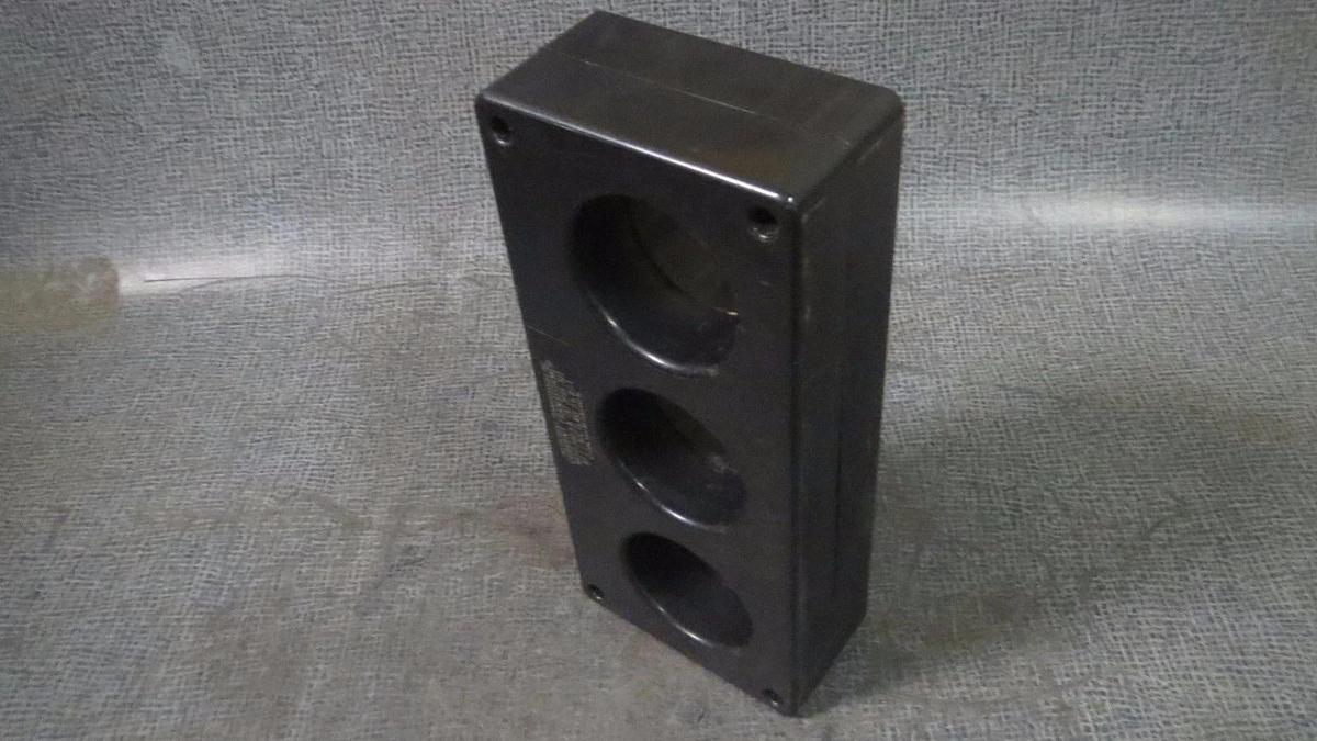 Used CUTLER HAMMER CURRENT TRANSFORMER 500:5A / 50-400 Hz # 2092A37H07 # 3P85-501