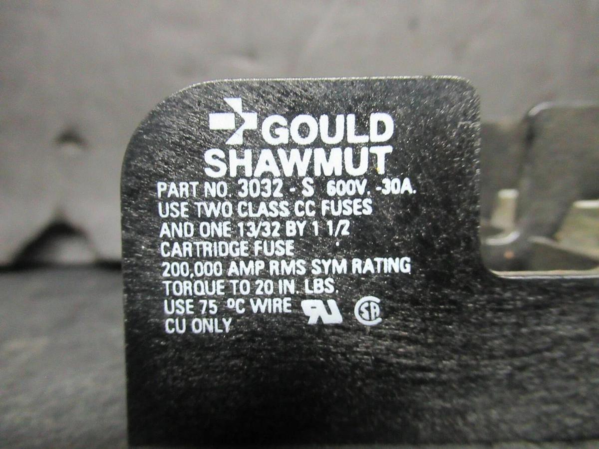 Used GOULD SHAWMUT TWO POLE FUSE BLOCK 3032-S 600 VOLT 30 AMP CLASS CC FUSES