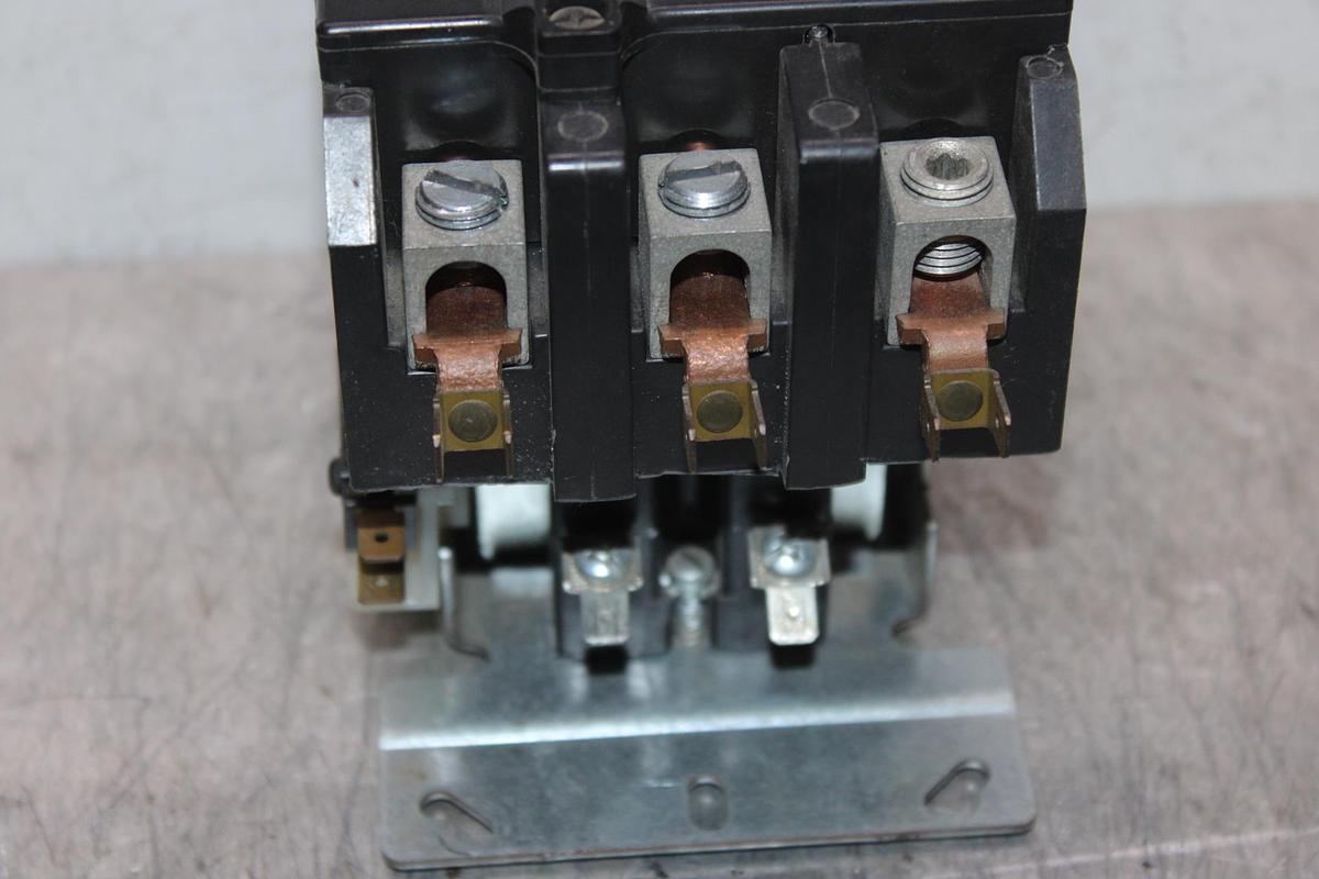 Used EATON YORK RGC-C CIRCUIT BREAKER 224-38096-001 1600 AMP 690 VAC 3-POLE