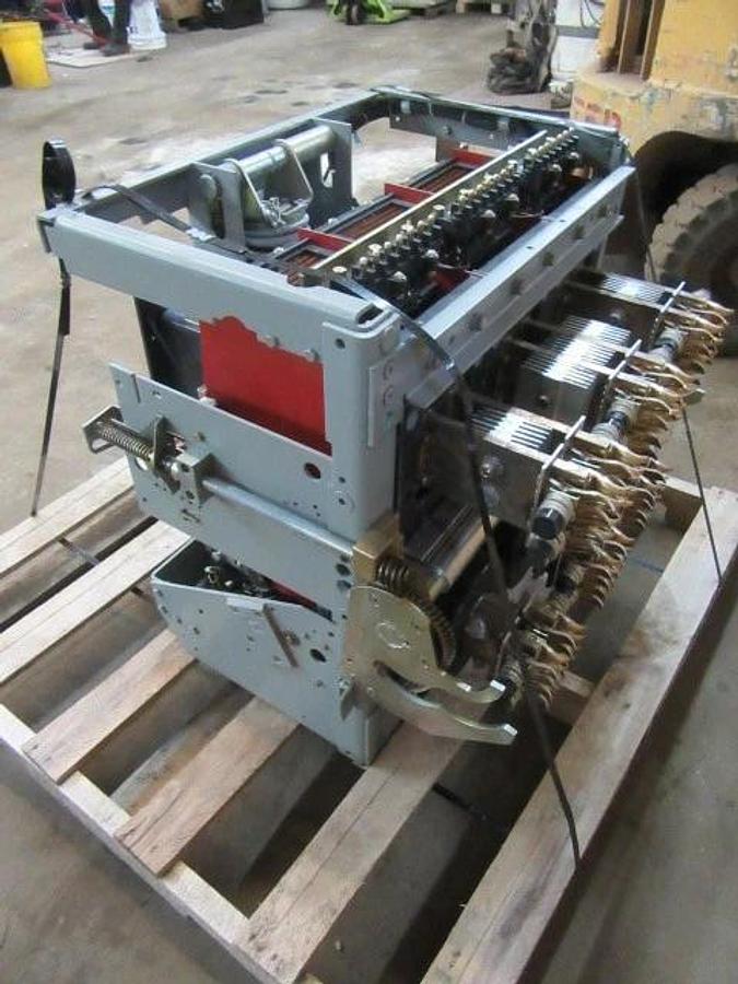 Used GE AKR 3200 AMP BREAKER AKR-8D-75-1 MICRO VERSA TRIP A332LSGMR 3200A GROUND LSG