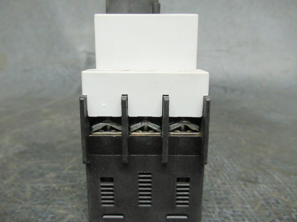 Used SIEMENS MANUAL MOTOR STARTER 3RV1021-4AA10 600V 16A 15HP G/060601
