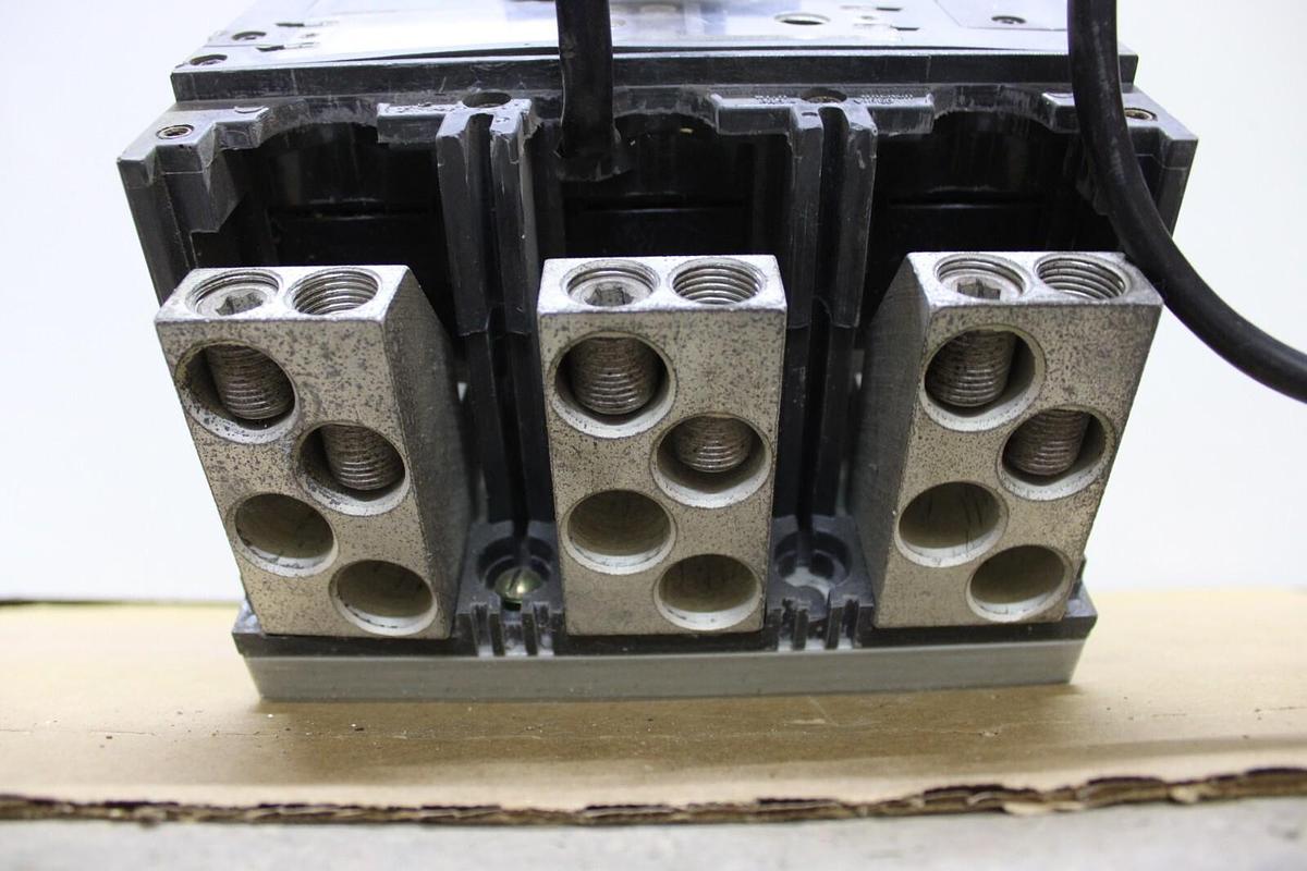 Used GE SPECTRA RMS HI-BREAK CIRCUIT BREAKER SKHB36BC0800 800 AMP 600 VAC
