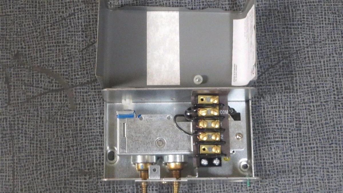 Used JOHNSON CONTROLS PENN LUBRICATION PROTECTION 7/60 PSID P12CA-1 24 VAC 1 AMP